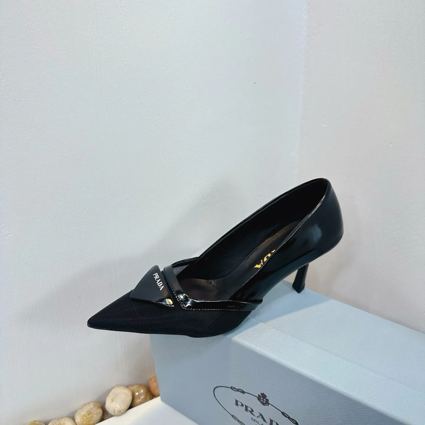 👟👟Ex-factory price 560👟👟 2025 SSS launches Prada’s latest long boots, sandals, thin heels, empty backs, thick heels series ————————🆚🆚🆚 💥PRADA's early spring T-stage catwalk show is the same style as "Dreams Never Sleep". Prada can use it on important occasions. The fresh style has a bit of nobility and is perfect on the feet. 💃💃 Wear this shoe with it. It is elegant and crystal clear, regardless of various accessories. The materials are all exclusively customized one-to-one and must be zero-distance from the original. The entire series is full of exciting and unexpected combinations of elements. The expression of different materials and textures of fabrics has a strong artistic flavor, allowing you to appreciate the ever-changing style of Prada girls. 1⃣ Upper: Made of open-edge bead➕mesh 2⃣ Lining: imported sheepskin 3⃣ Outsole: Italian original genuine leather outsole Heel height 7.5 4⃣🔺Original labeling feet, stock code number 35M-39M (40 41 42 customized, non-returnable and non-exchangeable).